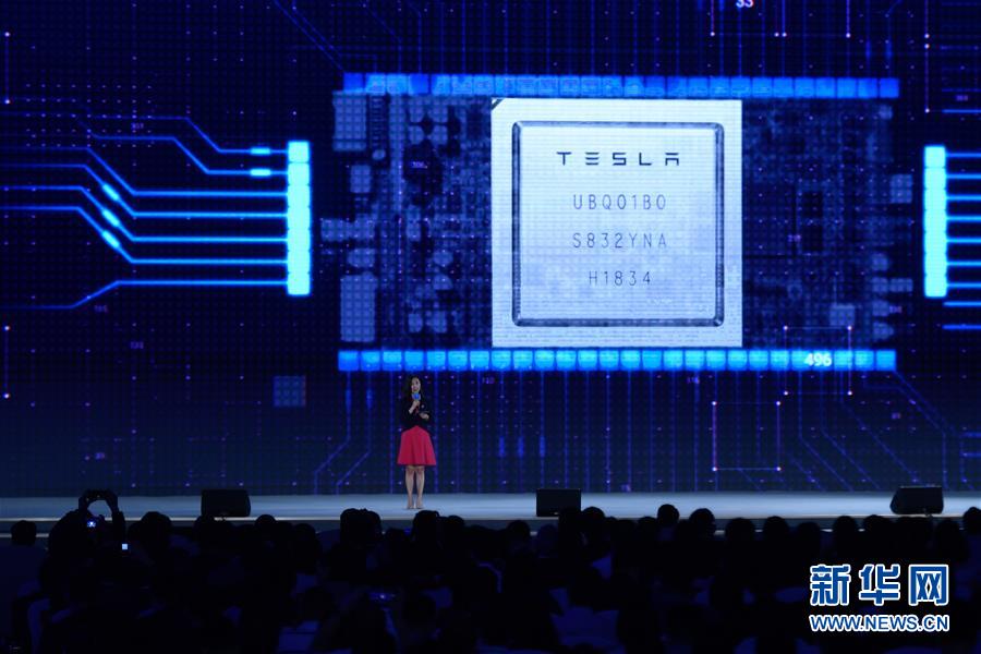 테슬라 회사 대표가 ‘테슬라 완전 자율 주행 칩’을 소개하고 있다. [10월 20일 촬영/사진 출처: 신화망]