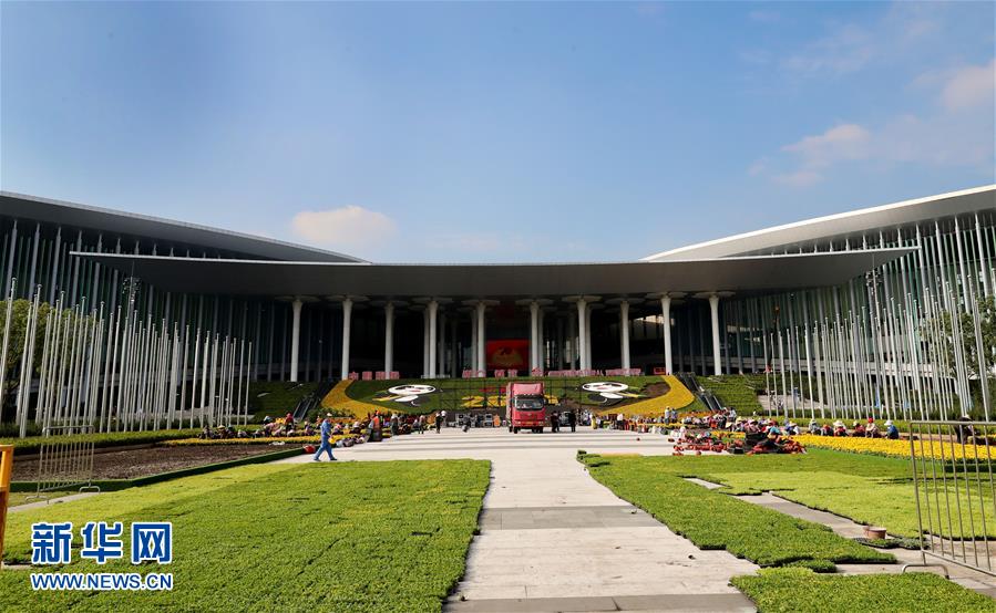 국가컨벤션센터(상하이) 남쪽 광장 박람회 꽃장식 공사가 한창이다. [10월 21일 촬영/사진 출처: 신화망]