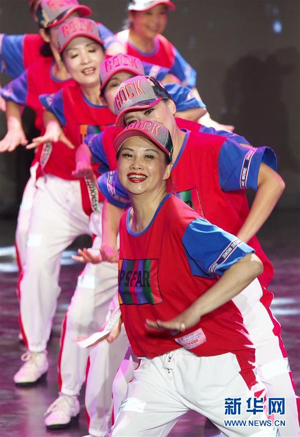 상하이(上海) 자딩신청(嘉定新城)의 광장춤 팀이 ‘무동기적(舞動奇跡)’를 선보이고 있다. [사진 출처: 신화망]