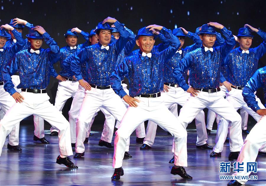 상하이(上海) 자딩(嘉定) 공업구의 광장춤 팀이 ‘대안정(大眼睛)’을 선보이고 있다. [사진 출처: 신화망]