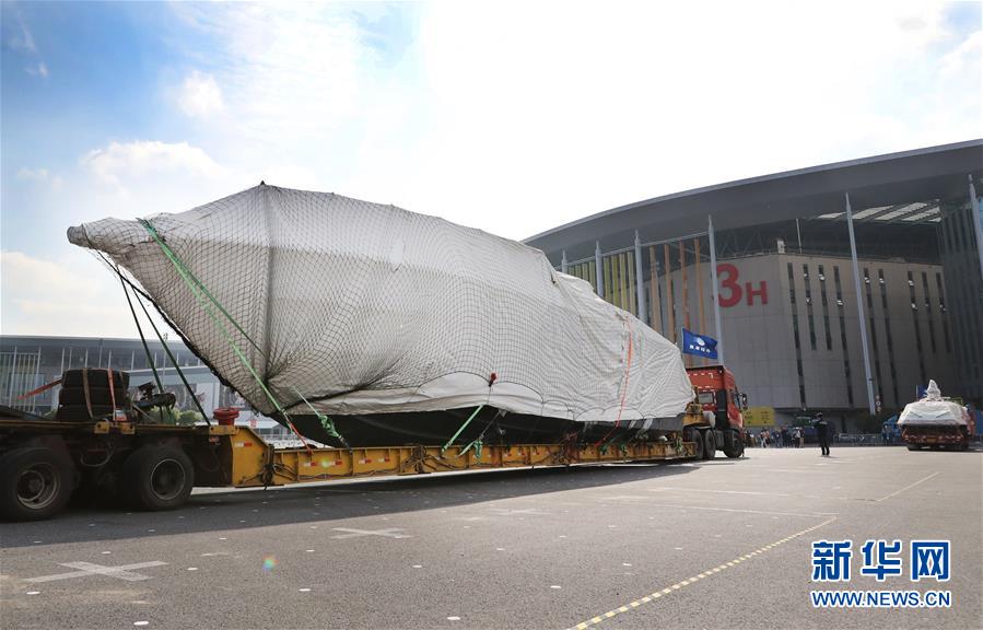 지난 22일 이탈리아 고속순찰선 페라티 195 선체를 실은 트럭이 국가컨벤션센터(상하이)에 도착했다. [사진 출처: 신화망] 