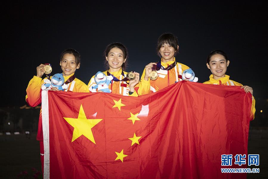 지난 24일 중국팀 선수 왕스치(王詩淇•왼쪽 두번째), 중슈팅(鐘秀婷•오른쪽 첫번째), 왕웨이(王煒•왼쪽 첫번째), 볜위페이(邊雨霏)가 시상대에 올랐다. [사진 출처: 신화망]
