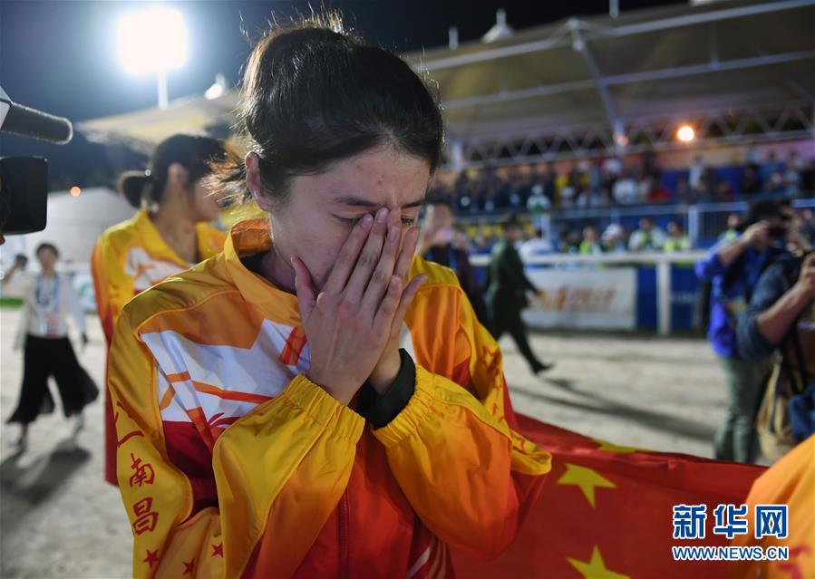 지난 24일 중국팀 선수 왕스치(王詩淇)가 금메달을 획득해 눈물을 흘리고 있다. [사진 출처: 신화망]