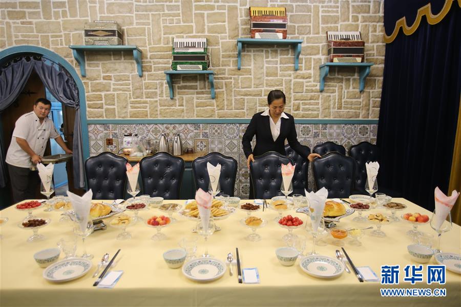 9월 4일 직원이 타청(塔城)시 베이라(貝拉) 식당에서 식사를 준비하고 있다. 베이라 식당은 다민족 음식을 한데 모아서 손님들은 이 식당에서 현지 각 민족의 미식을 맛볼 수 있다. [사진 출처: 신화망]