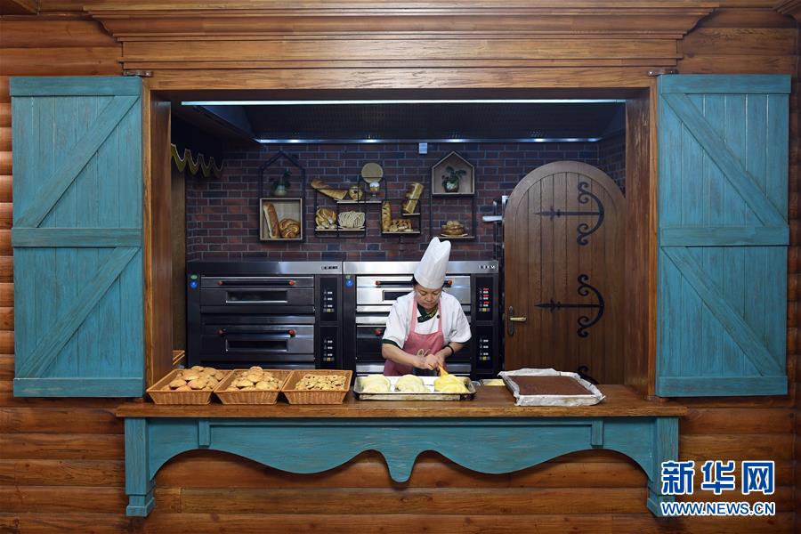 9월 4일 직원이 타청(塔城)시 베이라(貝拉) 식당에서 빵을 만들고 있다. [사진 출처: 신화망]