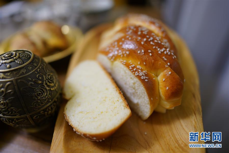 9월 3일 타청(塔城)시 베이라(貝拉) 식당에서 촬영한 빵 [사진 출처: 신화망]