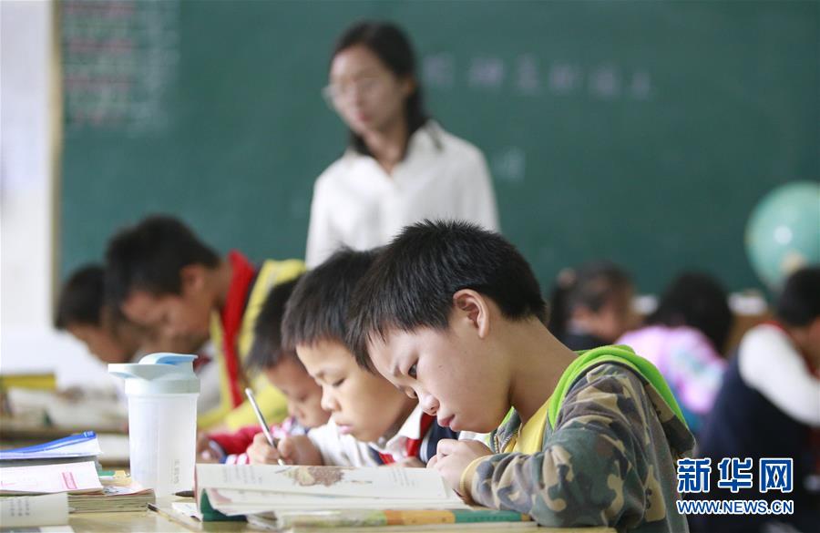 방룽(方榮)은 학생들에게 사상정치 수업 중이다. [10월 11일 촬영/사진 출처: 신화망]