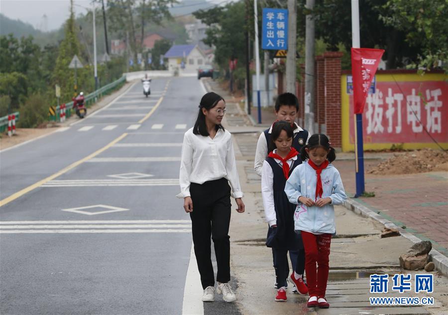 방학 후, 방룽(方榮)은 학생들의 하교를 돕고 있다. [10월 11일 촬영/사진 출처: 신화망]