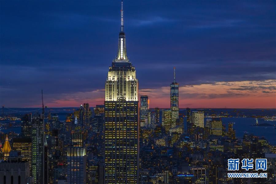 2019년 10월 10일 미국 뉴욕에서 촬영한 엠파이어 스테이트 빌딩(가운데)과 초저녁 맨하탄의 모습 [사진 출처: 신화망]