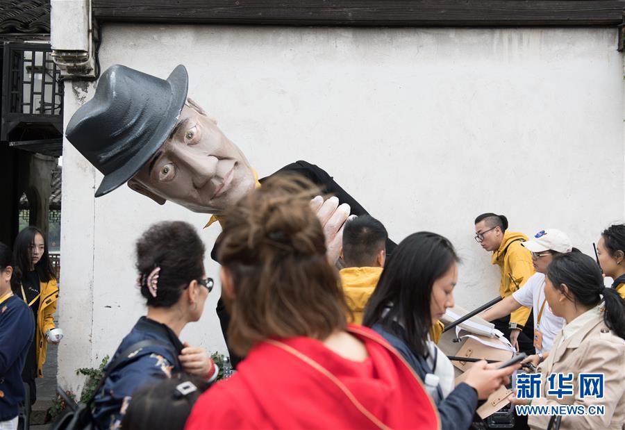 10월 26일 여행객들이 연극 캐릭터 앞을 지나가고 있다. [사진 출처: 신화망]