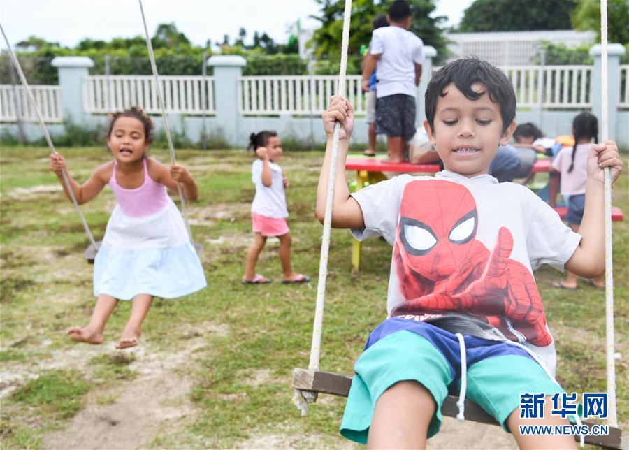 쿡제도 수도 아바루아 소재 Apii Nikao 학교에서 유치원 원아들이 운동장에서 놀고 있다. [10월 26일 촬영/사진 출처: 신화망]