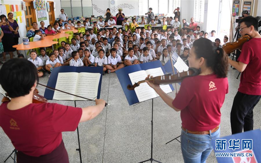 쿡제도 수도 아바루아 소재 Apii Nikao 학교에서 초등학생들이 중국 교향악단 연주자들의 공연을 감상하고 있다. [10월 26일 촬영/사진 출처: 신화망]