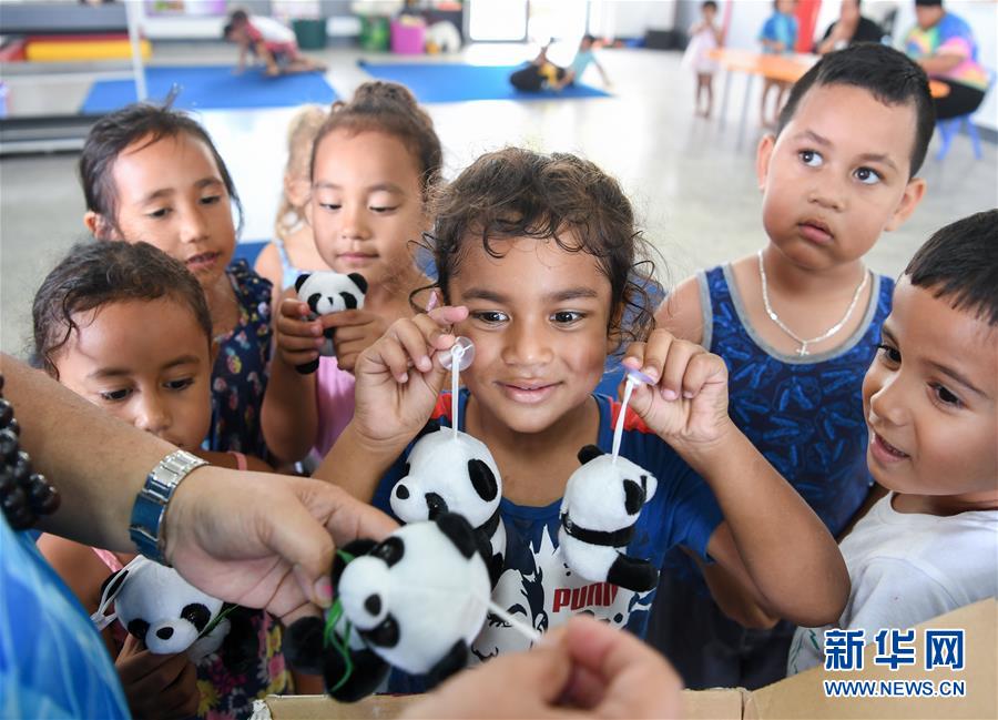 쿡제도 수도 아바루아 소재 Apii Nikao 학교에서 유치원 원아들이 중국의 팬더 액세서리를 받고 있다. [10월 26일 촬영/사진 출처: 신화망]