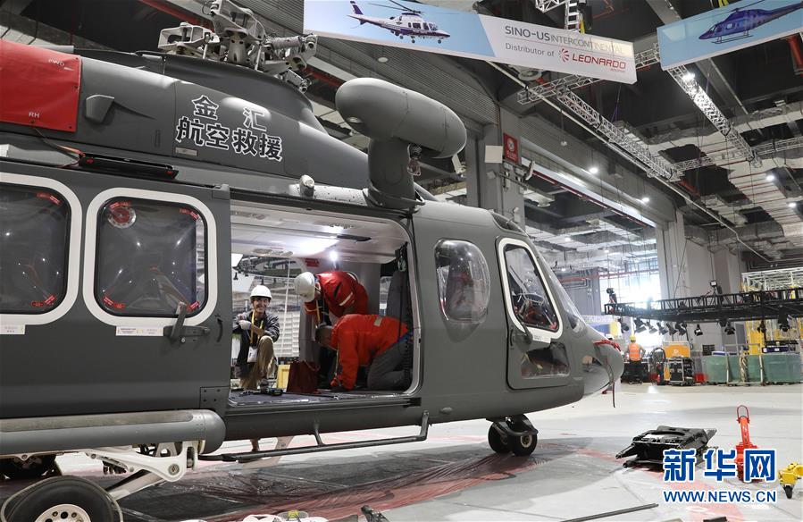 인부가 부스에 헬리콥터 설치 및 테스트를 하고 있다. [10월 30일 촬영/사진 출처: 신화망]