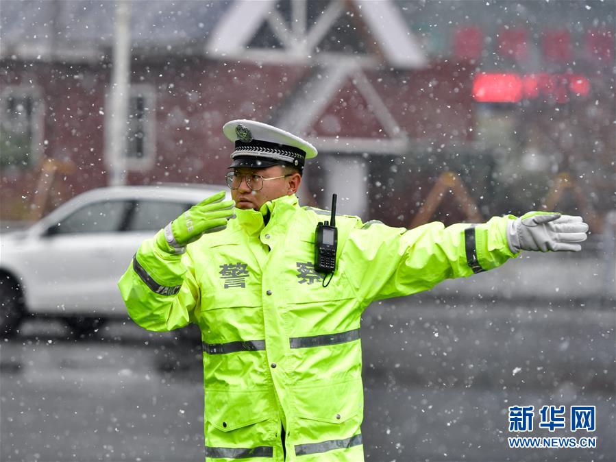 10월 31일 칭하이(靑海)성 시닝(西寧)시에서 교통경찰이 눈 속에서 차량을 지휘하고 있다.  [사진 출처: 신화망]