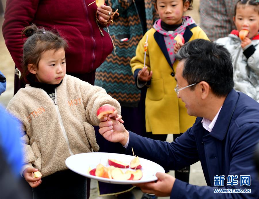 셰훙장 교수가 시짱 린즈시 미린현 창나향 린바촌의 어린이에게 사과를 나눠주고 있다. [10월 26일 촬영/사진 출처: 신화망]