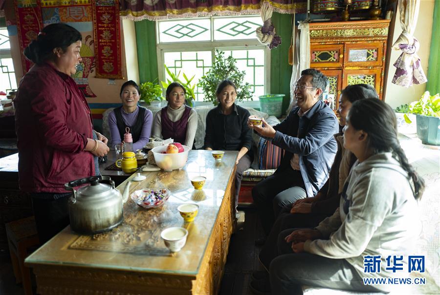 셰훙장 교수(오른쪽 3번째)가 미린현 창나향 린바촌 주민의 집에서 쑤유차(酥油茶)를 마시고 있다. [10월 27일 촬영/사진 출처: 신화망]