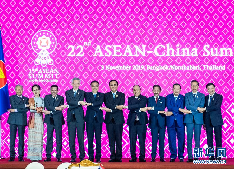 현지시간(방콕) 11월 3일 오전, 리커창(李克強) 국무원 총리는 태국 방콕에서 열린 제22차 중국-아세안(10+1) 정상회의에 참석했다. 회의에 참석한 정상들이 단체 기념사진을 촬영했다.(사진 출처: 신화망)