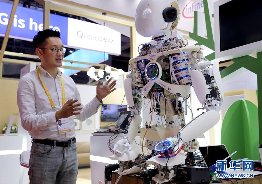 지난 3일 과학기술 생활전시관에서 독일 기업인 인피니온 테크놀로지스 로봇 Roboy의 테스트를 마쳤다. 이 로봇은 관람객들과 다양한 교류를 할 예정이다. [사진 출처: 신화망]