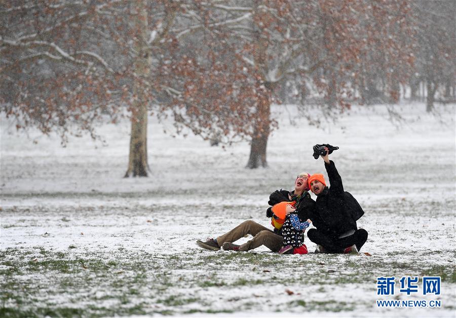 2018년 12월 16일 눈 내리는 독일 프랑크푸르트 그뤼네부르크 공원에서 사람들이 셀카를 찍고 있다. [사진 출처: 신화망]