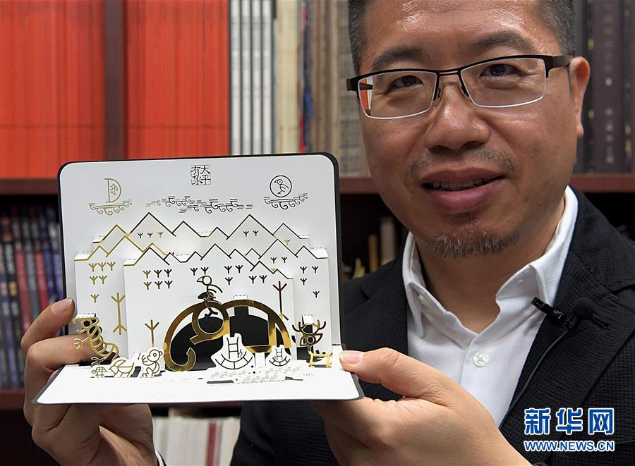 천난(陳楠)이 칭화(淸華)대 연구실에서 그가 디자인한 갑골문 카드를 선보이고 있다. [9월 24일 촬영/사진 출처: 신화망]