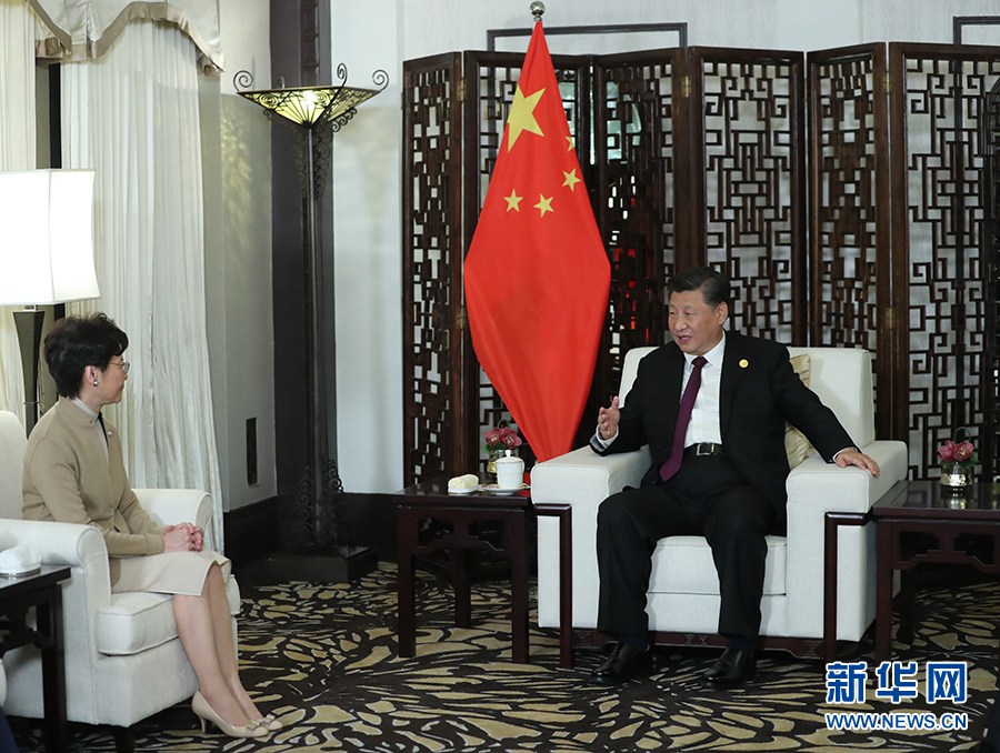 지난 4일 저녁, 시진핑(習近平) 중국 국가주석이 상하이에서 제2회 CIIE에 참석한 캐리 람(林鄭月娥) 홍콩 행정장관을 만났다. (사진 출처: 신화망)