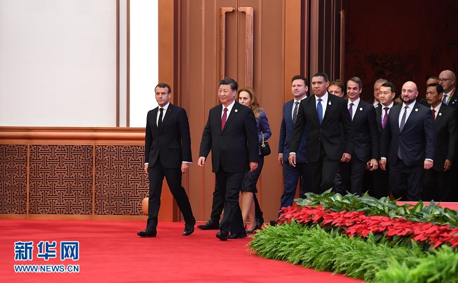 시진핑(習近平) 주석이 외국 지도자들과 회의장으로 들어서고 있다. [사진 출처: 신화망] 