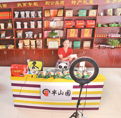 장시(江西)성 푸저우(撫州)시 둥향(東鄉)구의 한 합작사 사원이 농산품을 직판하고 있다. [사진 출처= 영상중국]