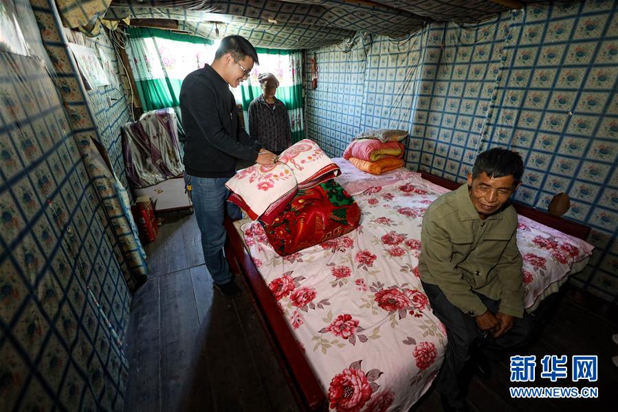 양하이린(楊海林)과 그의 부모가 이사를 준비하고 있다. [10월 30일 촬영/사진 출처: 신화망]