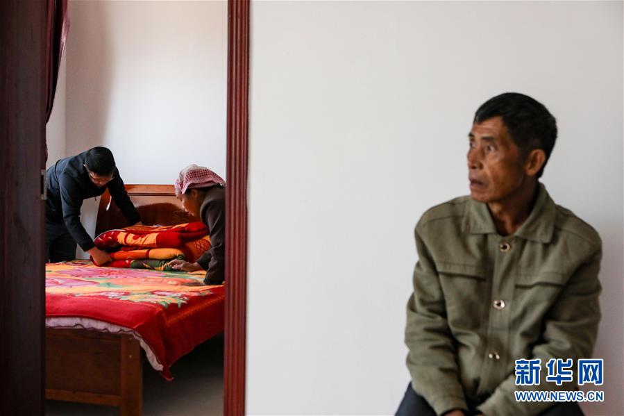 양하이린(楊海林)과 그의 부모가 이사한 새집에 있다. [10월 31일 촬영/사진 출처: 신화망]