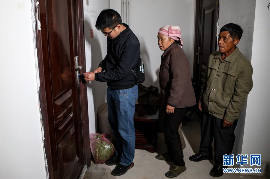 양하이린(楊海林)과 그의 부모가 이삿짐을 들고 리핑(黎平)현 청베이(城北) 빈곤 구제 이주 지역의 새집에 도착했다. [10월 30일 촬영/사진 출처: 신화망]
