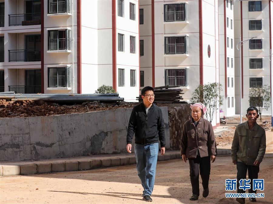 양하이린(楊海林)과 그의 부모가 이사 후 단지 내를 산책하고 있다. [10월 31일 촬영/사진 출처: 신화망]