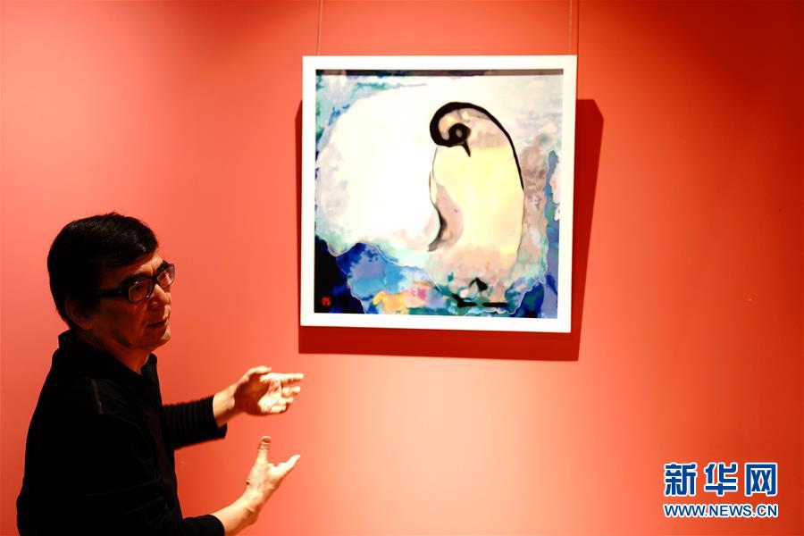 10월 11일 왕쉬위안(王緒遠) 교수가 참관자들에게 자신이 창작한 극지 예술 작품을 소개하고 있다. [사진 출처: 신화망]