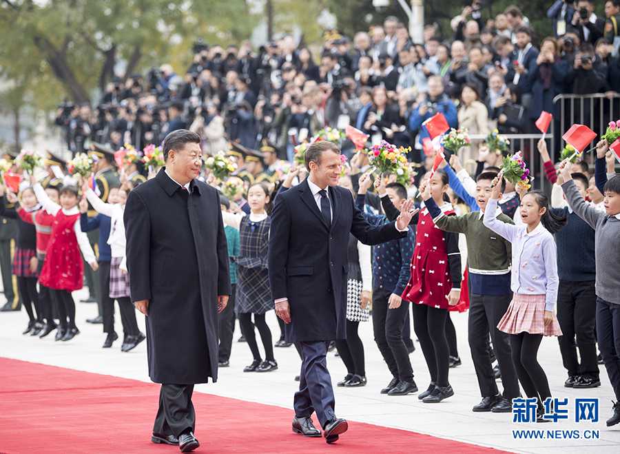 회의에 앞서 시진핑(習近平) 중국 국가주석은 인민대회당 동문 밖 광장에서 에마뉘엘 마크롱 프랑스 대통령을 위한 환영식을 가졌다. [사진 출처: 신화망]