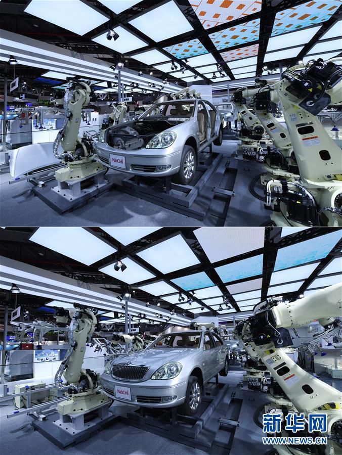 지난 5일 제2회 중국국제수입박람회 장비구역 일본 후지코시 전시관에서 촬영한 사진. 위는 후지코시 SRA 시리즈 초고속 용접 로봇이 작업을 하기 전의 자동차 차체. 아래는 후지코시 SRA 시리즈 초고속 용접 로봇이 1분 동안 작업을 한 후 촬영한 차량 외관 모습 [사진 출처: 신화망]