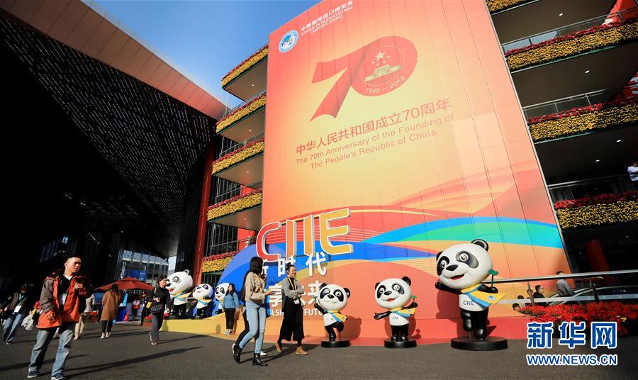 지난 10일 관람객들이 국제컨벤션센터(상하이) 원형 보도를 걷고 있다. [사진 출처: 신화망]