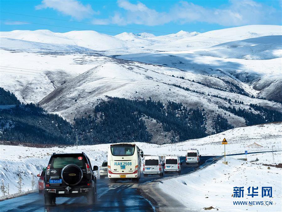 10월 17일 촨짱(川藏)도로 가오얼쓰산(高爾寺山)에서 리탕(理塘)으로 이르는 구간에 차량 행렬이 산길을 통과하고 있다. [사진 출처: 신화망]