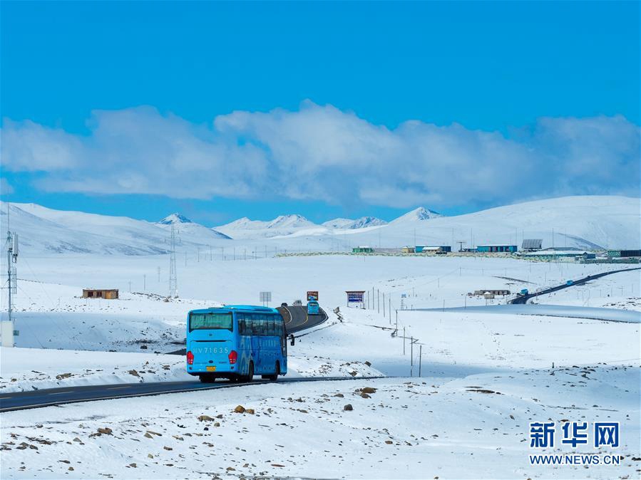 10월 17일 촨짱(川藏)도로 가오얼쓰산(高爾寺山)에서 리탕(理塘)으로 이르는 구간에 버스 한 대가 산길을 굽이굽이 오르고 있다. [사진 출처: 신화망]