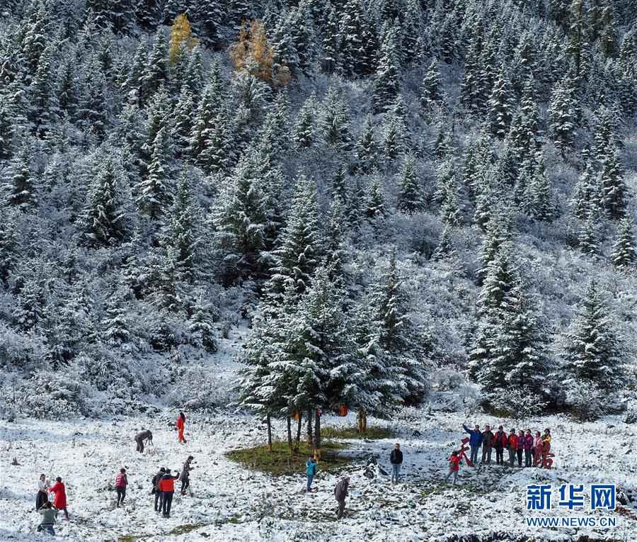 10월 17일 촨짱(川藏)도로 가오얼쓰산(高爾寺山)에서 리탕(理塘)으로 이르는 구간에 일부 여행객이 전망대에 올라 기념 촬영을 하고 있다. [사진 출처: 신화망]
