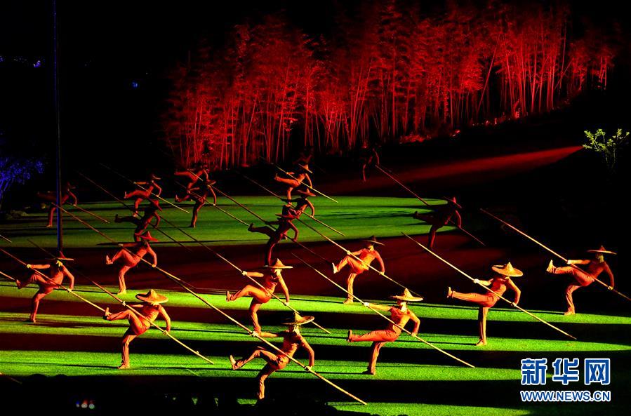 11월 7일 산수 배경 대형 공연 ‘인상대홍포(印象大紅袍)’ [사진 출처: 신화망]