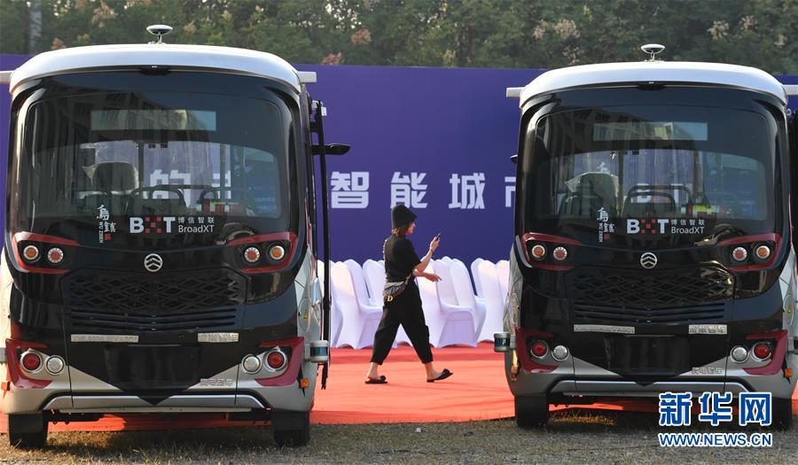 10월 19일 우전(烏鎭) 도시 도로에 ‘5G 자동전기버스’ 시범노선을 개통했다. 개통 테이프 커팅식에서 촬영한 ‘5G 자동전기버스’ [사진 출처: 신화망]