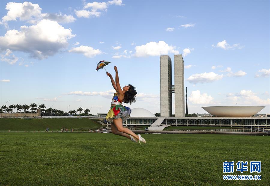 지난 10일 여자 아이가 브라질 수도 브라질리아 국회 앞에서 프레보(frevo) 춤을 연습하고 있다. [사진 출처: 신화망]