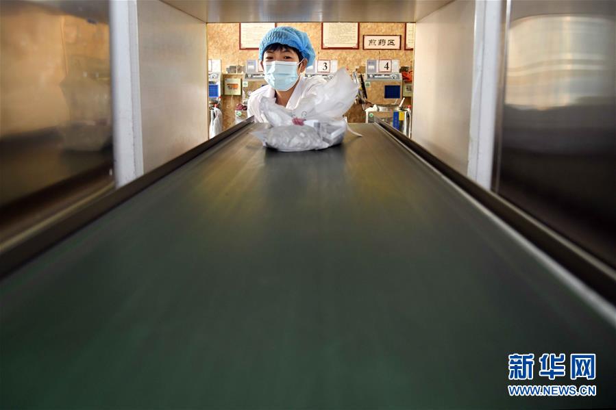10월 12일 웨이하이(威海)시 원덩(文登)구 인민병원의료공동체 중약배달센터에서 직원이 약을 꺼내 정제할 준비를 하고 있다. [사진 출처: 신화망]