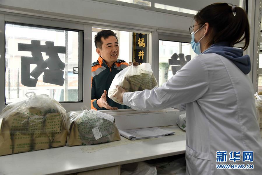 10월 12일 웨이하이(威海)시 원덩(文登)구 인민병원의료공동체 중약배달센터에서 배달부가 약을 받고 있다. [사진 출처: 신화망]