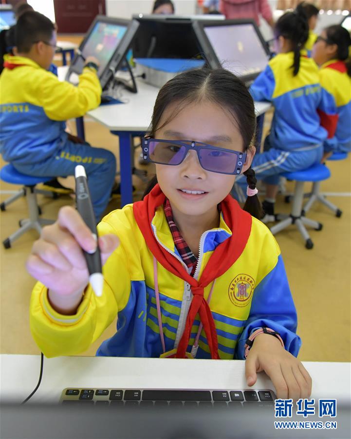 10월 12일 장시(江西)성 난창(南昌)시 신젠(新建)구 실험소학교 학생들이 자연 수업 중 일체형 멀티 VR(가상현실)을 사용하고 있다. [사진 출처: 신화망]