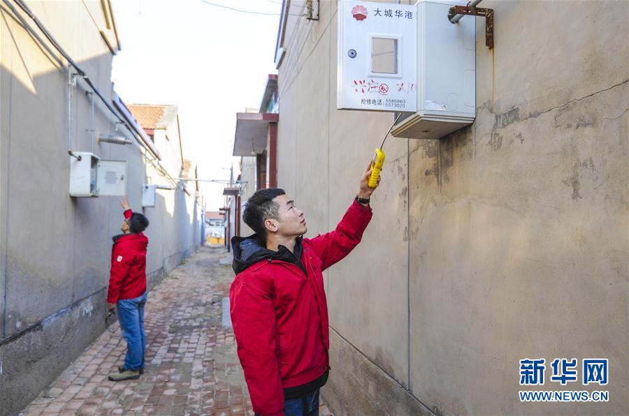11월 12일 가스회사의 직원들이 다청(大城)현 핑수(平舒)진 싱좡(興莊)촌에서 가스계량기 안전점검을 하고 있다. [사진 출처: 신화망]