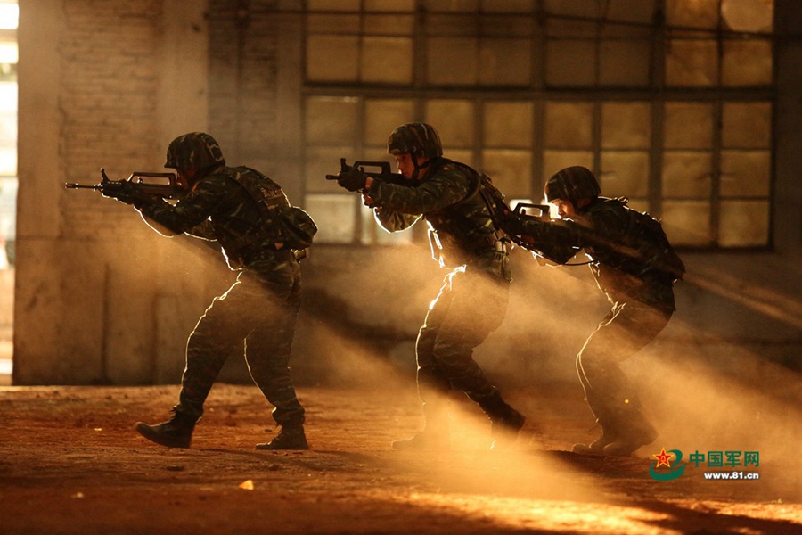 무장경찰 특전사 대원들이 돌격 수색을 하고 있다. [사진 출처: 중국군망]