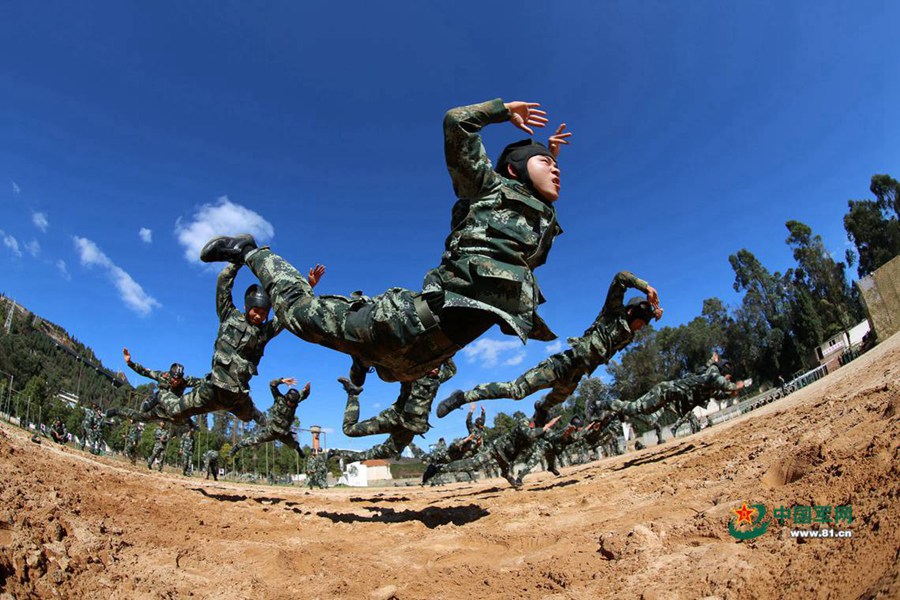 무장경찰 군인들이 엎어지기 훈련을 하고 있다. [사진 출처: 중국군망]