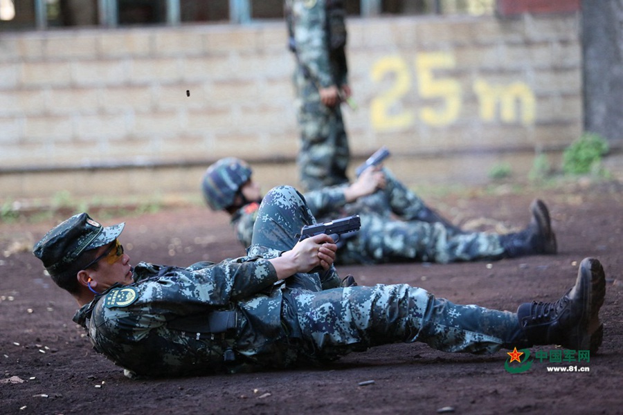 무장경찰 특전사 대원들이 권총 사격 연습을 하고 있다. [사진 출처: 중국군망]