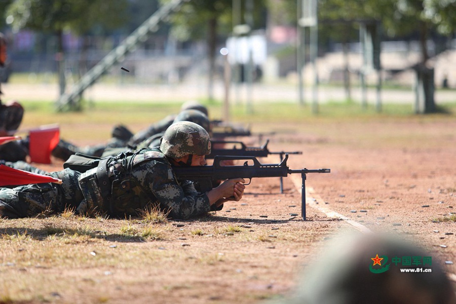 무장경찰 군인들이 경기관총 사격 훈련을 하고 있다. [사진 출처: 중국군망]